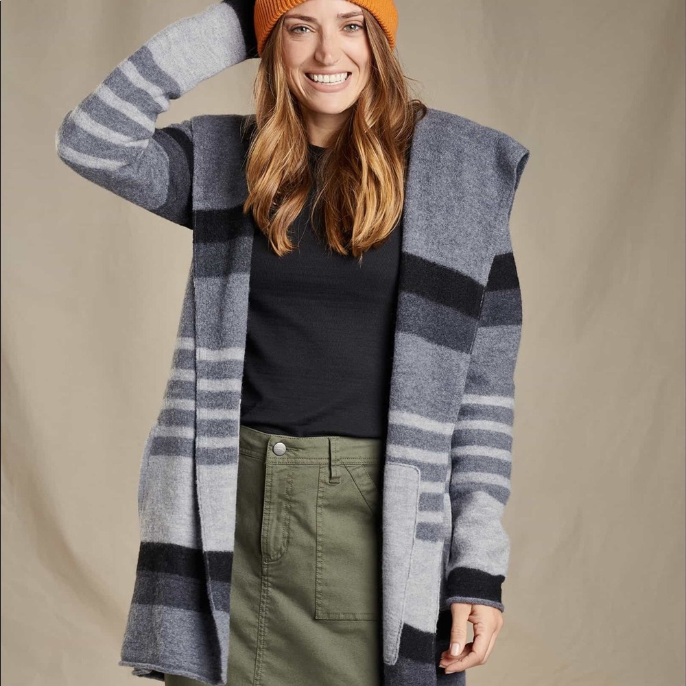 Toad&Co Merino Wool Heartfelt Grey and Black Hooded Blanket Sweater